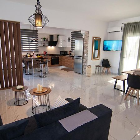 Livis Luxury Villa คิโอตาริ ภายนอก รูปภาพ