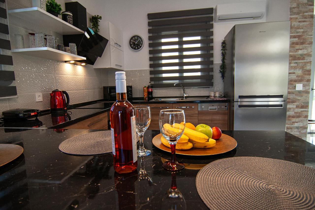 Livis Luxury Villa คิโอตาริ ภายนอก รูปภาพ